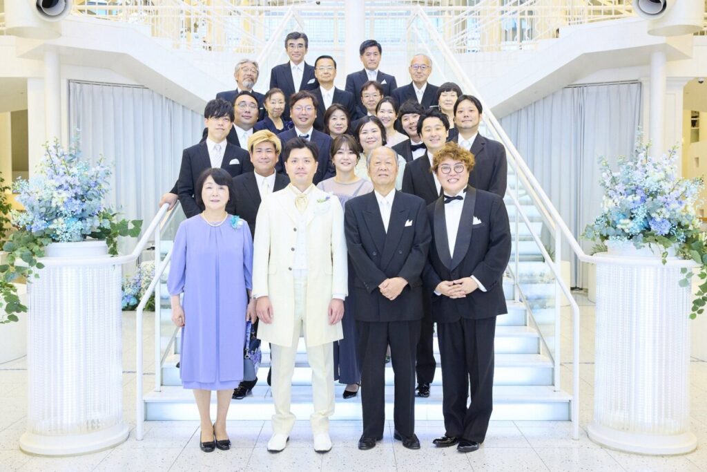 多くのお笑い芸人たち（紅しょうが稲田、ビスケットブラザーズなど）と映るマユリカ阪本の結婚式での写真