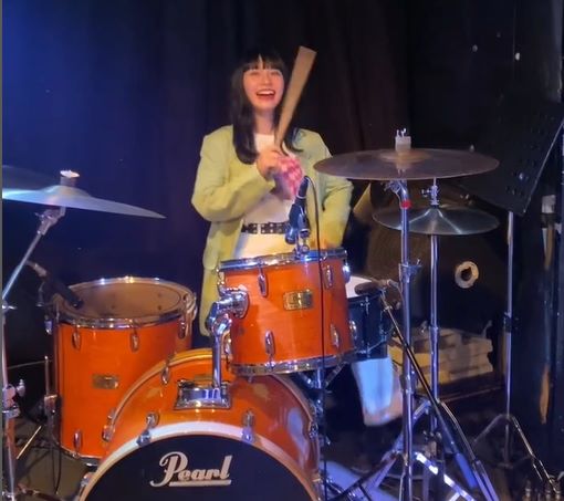 リンダカラー∞・りなぴっぴのドラムを演奏する写真