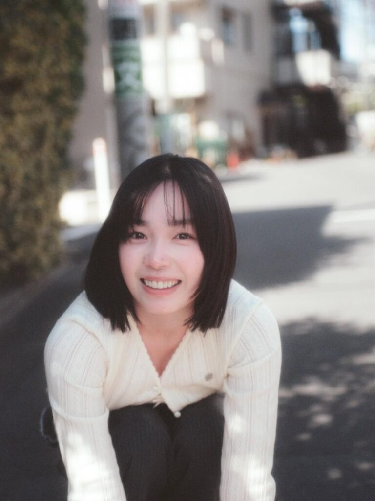 映画『正体』や『グラスハート』に主演した俳優（女優）の宮崎優のオフショット写真