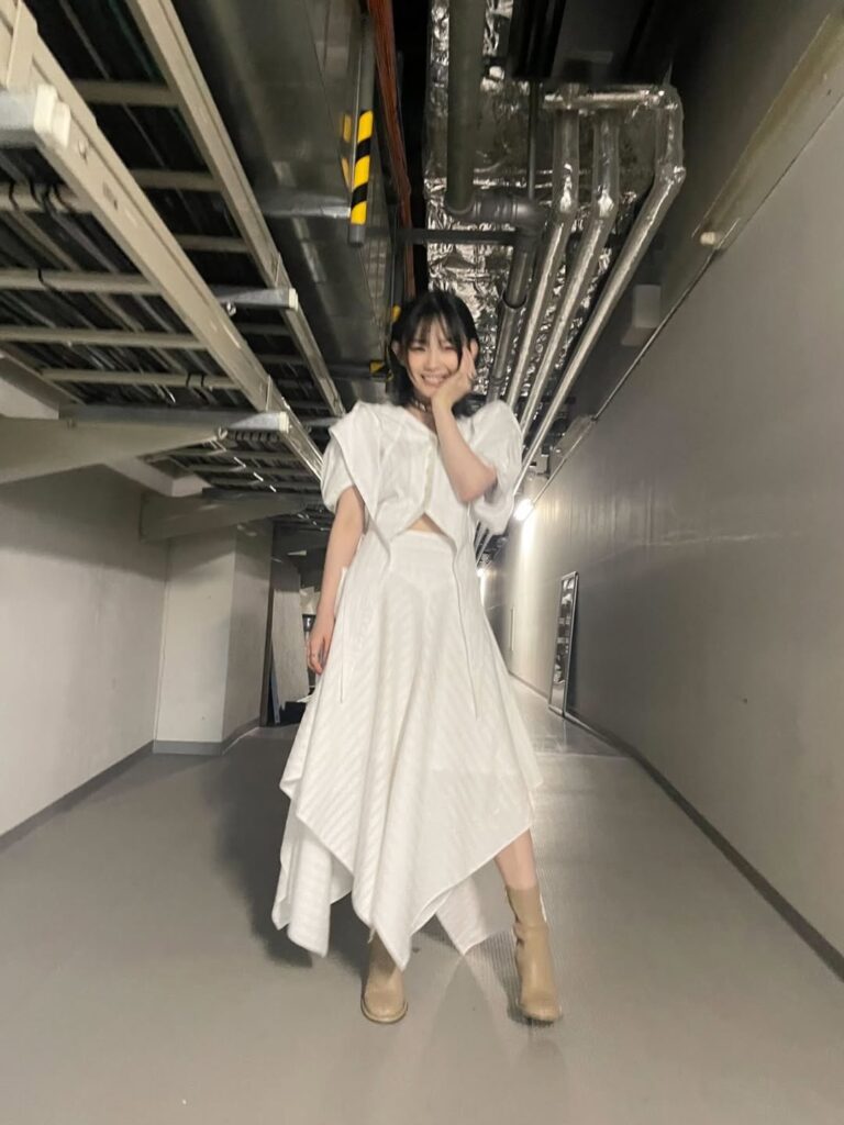 白いワンピースを着た宮崎優の写真