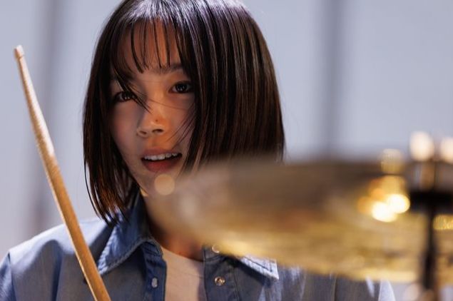 映画『グラスハート』に主演した当時のドラムを演奏する宮崎優の写真