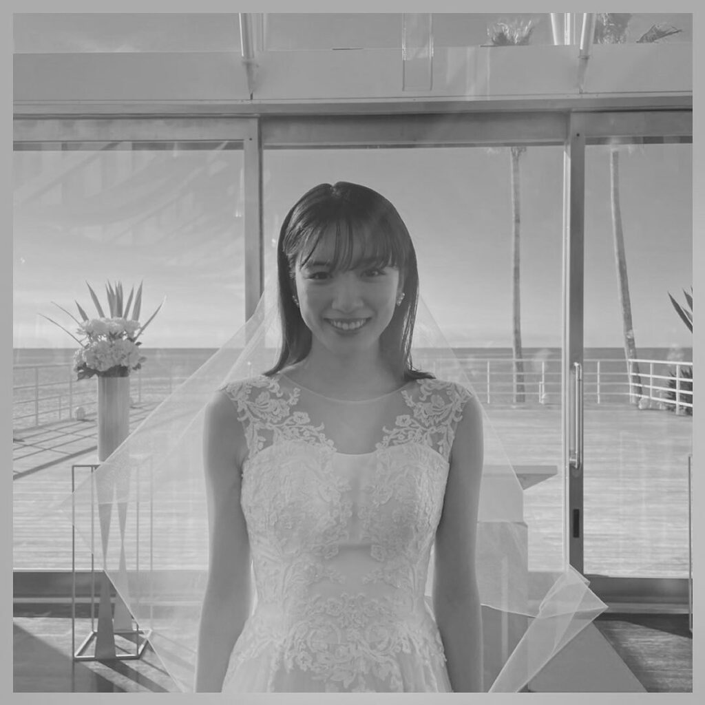 結婚式用のウェディングドレスを着た永野芽郁の写真