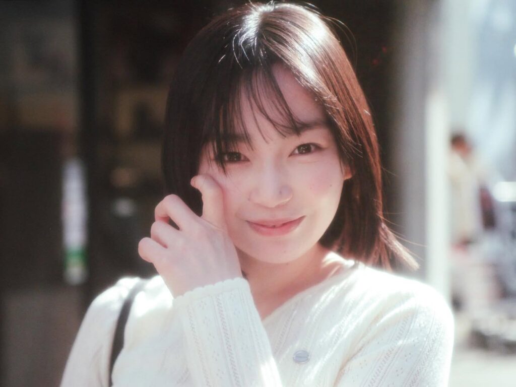 映画『正体』や『グラスハート』に主演した俳優（女優）の宮崎優のオフショット写真