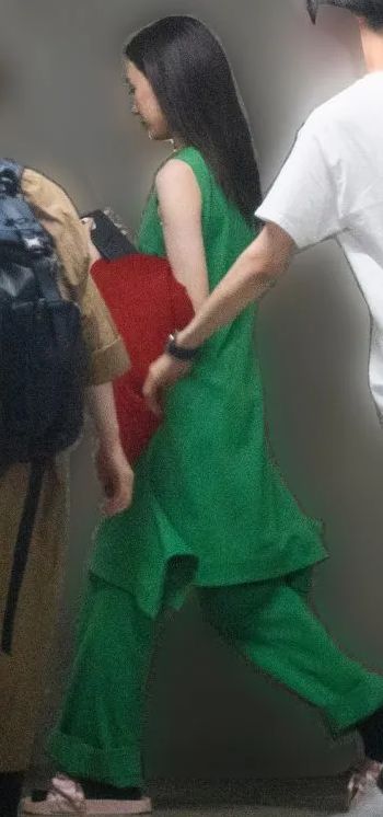 永野芽郁と田中圭の手つなぎショット写真