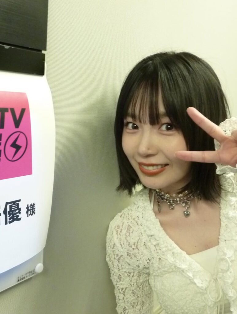 映画『正体』や『グラスハート』に主演した俳優（女優）の宮崎優のピースサインをする写真