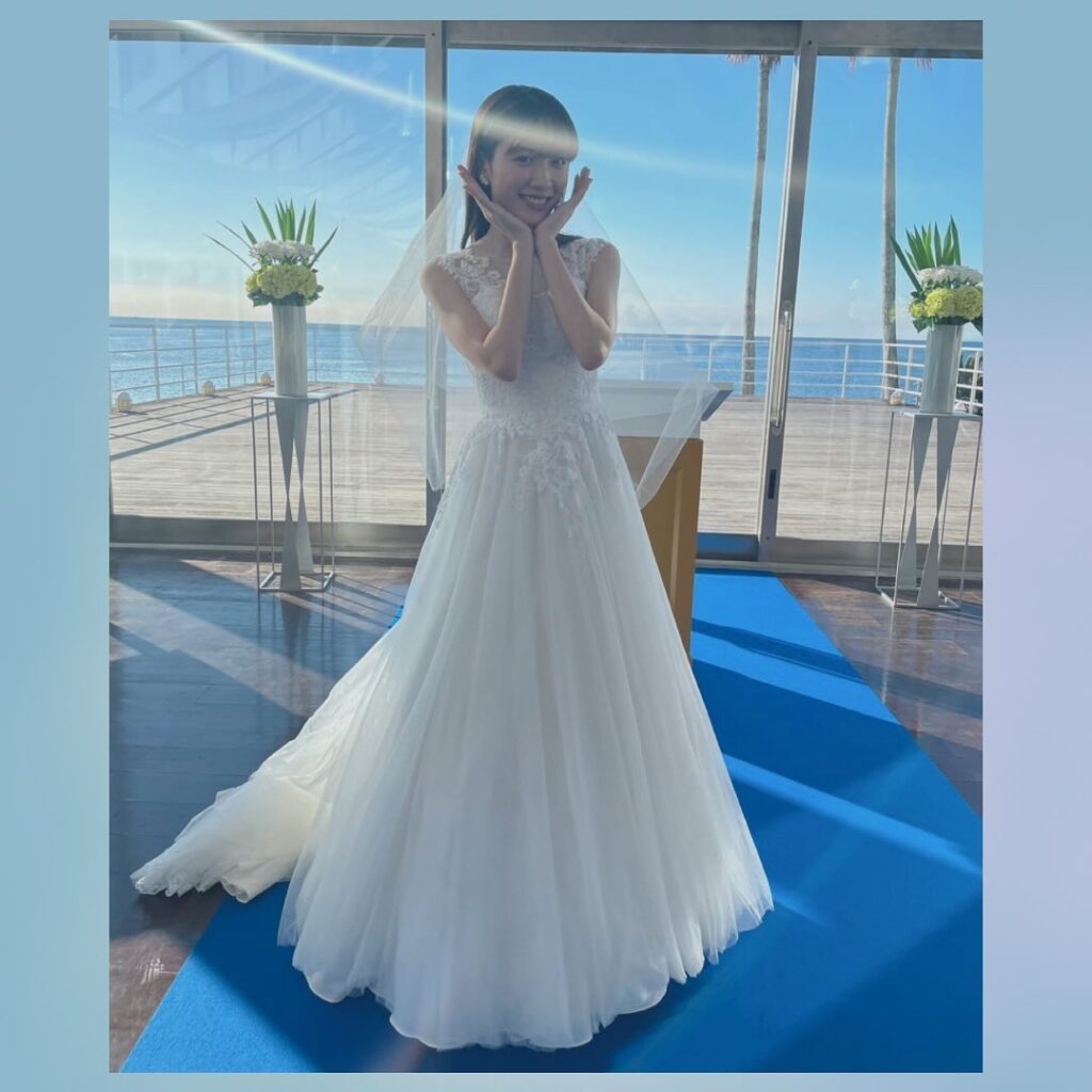 結婚式用のウェディングドレスを着た永野芽郁の写真