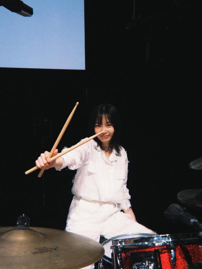 映画『グラスハート』に主演した当時のドラムを演奏する宮崎優の写真