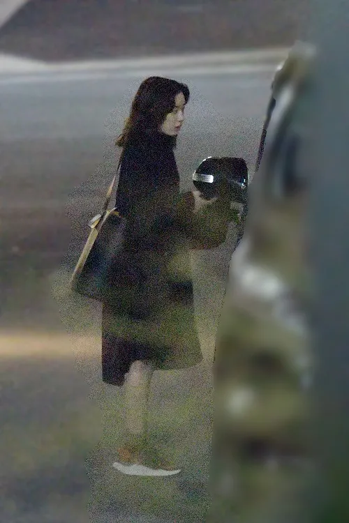 永野芽郁の深夜に高級SUVに乗り込む報道写真