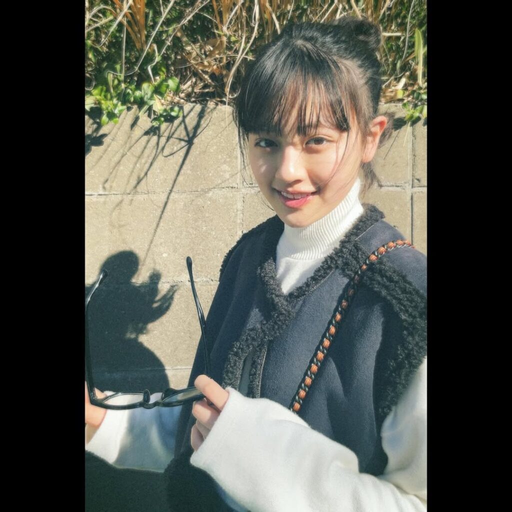 十代のころのメガネを持った幼さが残る上坂樹里の写真