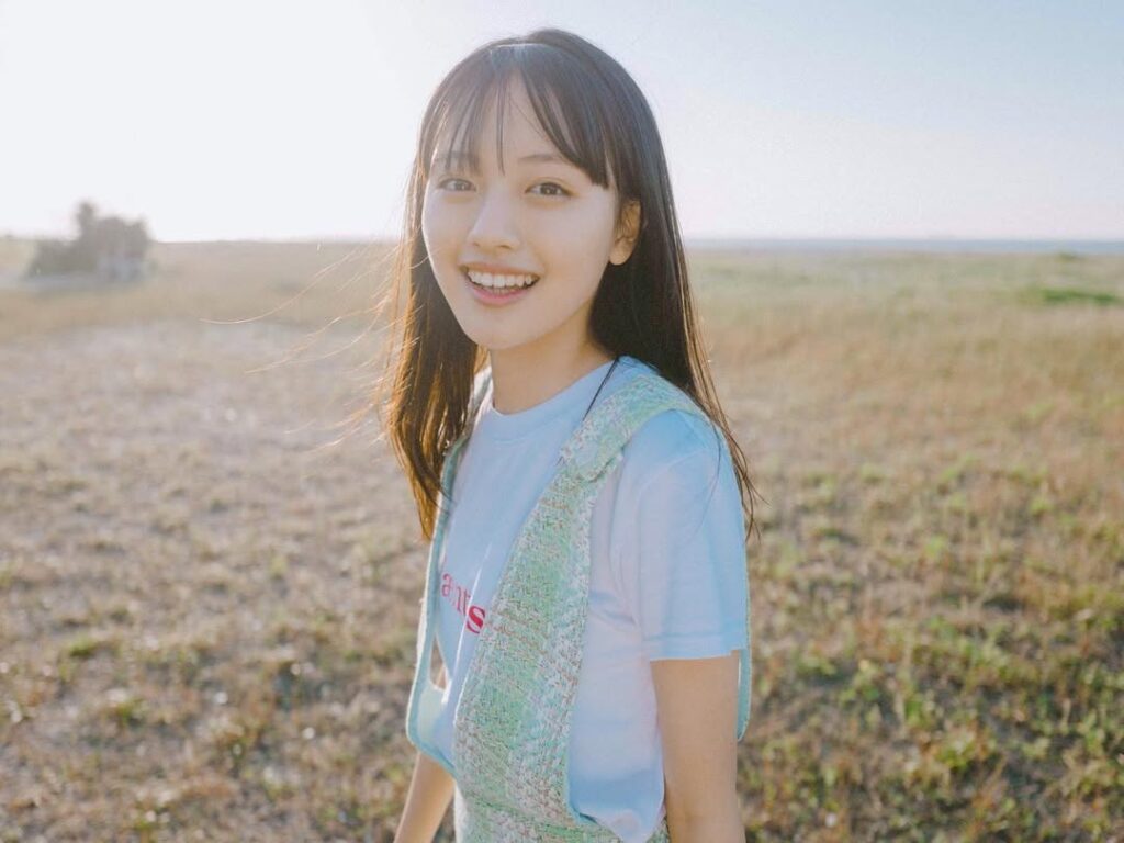 草原に立つ透明感を感じる上阪樹里の写真