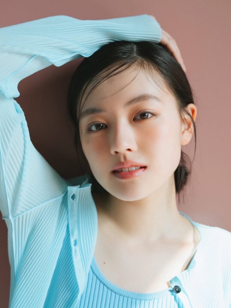 水色のトップスを着た俳優・上阪樹里の写真
