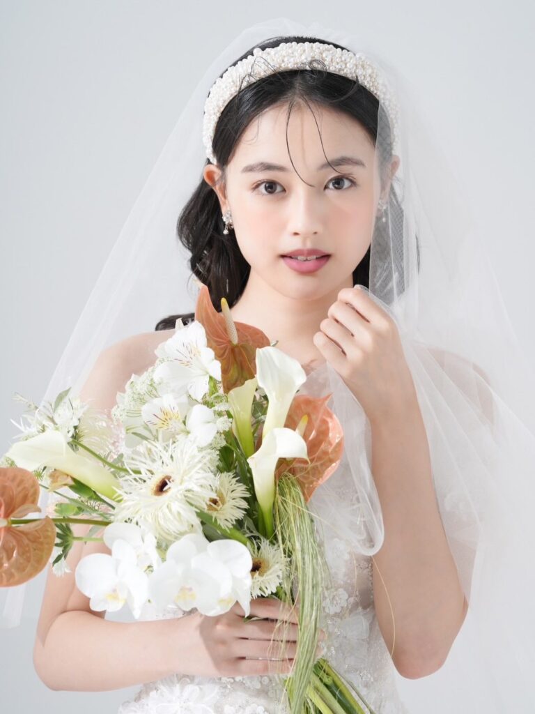 ウェディングドレスの着た上阪樹里の写真