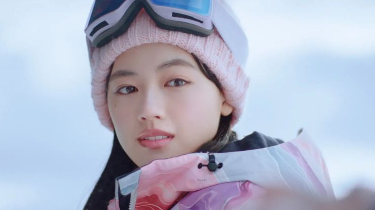 JR東日本『JR SKISKI』のCMに出演する、雪山でスノーボードウェアを着た上阪樹里の写真。
